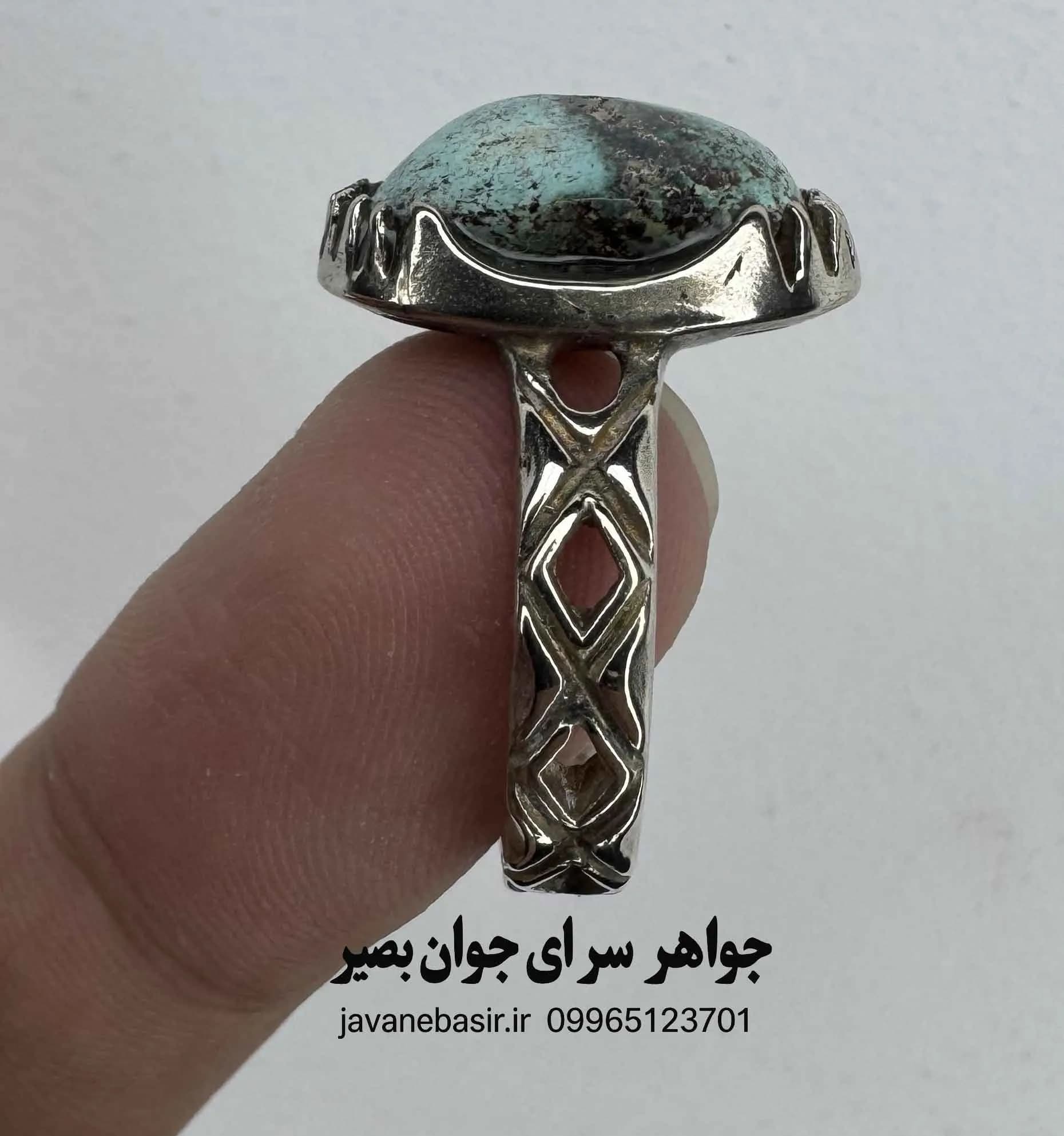 انگشتر فیروزه نیشابور با نگین کهربایی-آبی؛ سنگی که در گذر زمان، کهربا شد — تصویر ۲