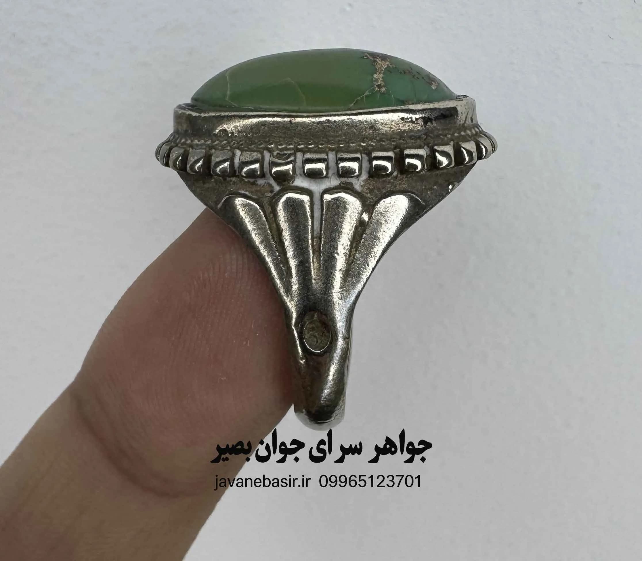 انگشتر فیروزه سبز مغز خالص | دو موجود ماورایی در حال گریز از هم — تصویر ۲