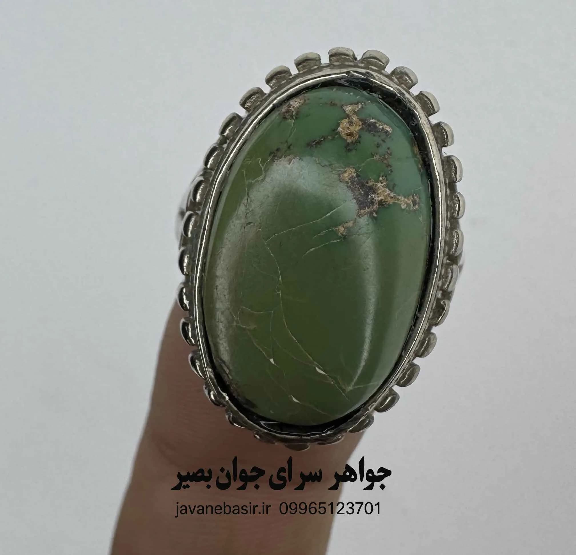 انگشتر فیروزه سبز مغز خالص | دو موجود ماورایی در حال گریز از هم