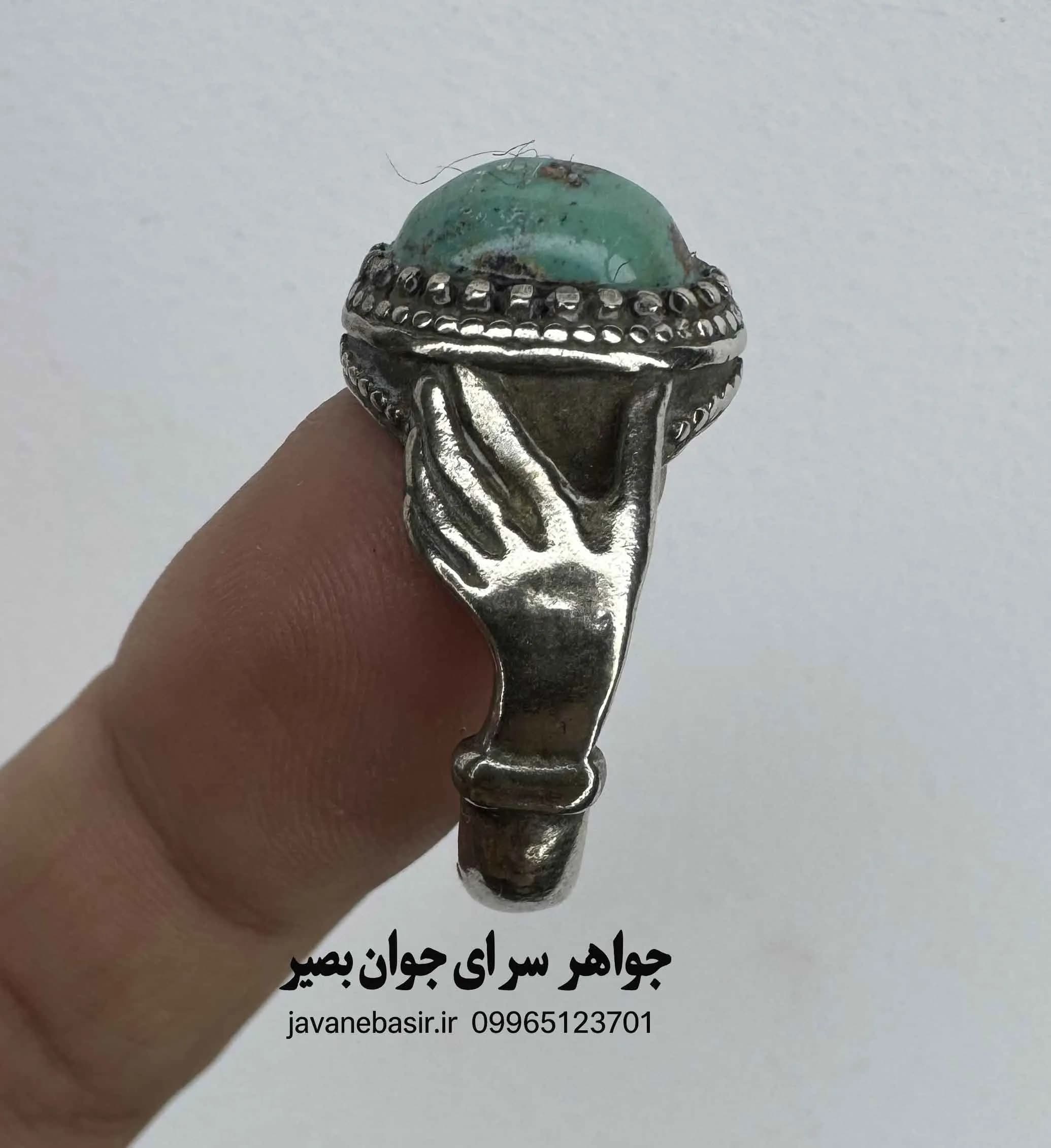 انگشتر فیروزه نیشابور با نگین برآمده و رکاب دست دلبر | کله‌قندی از جنس آسمان — تصویر ۲