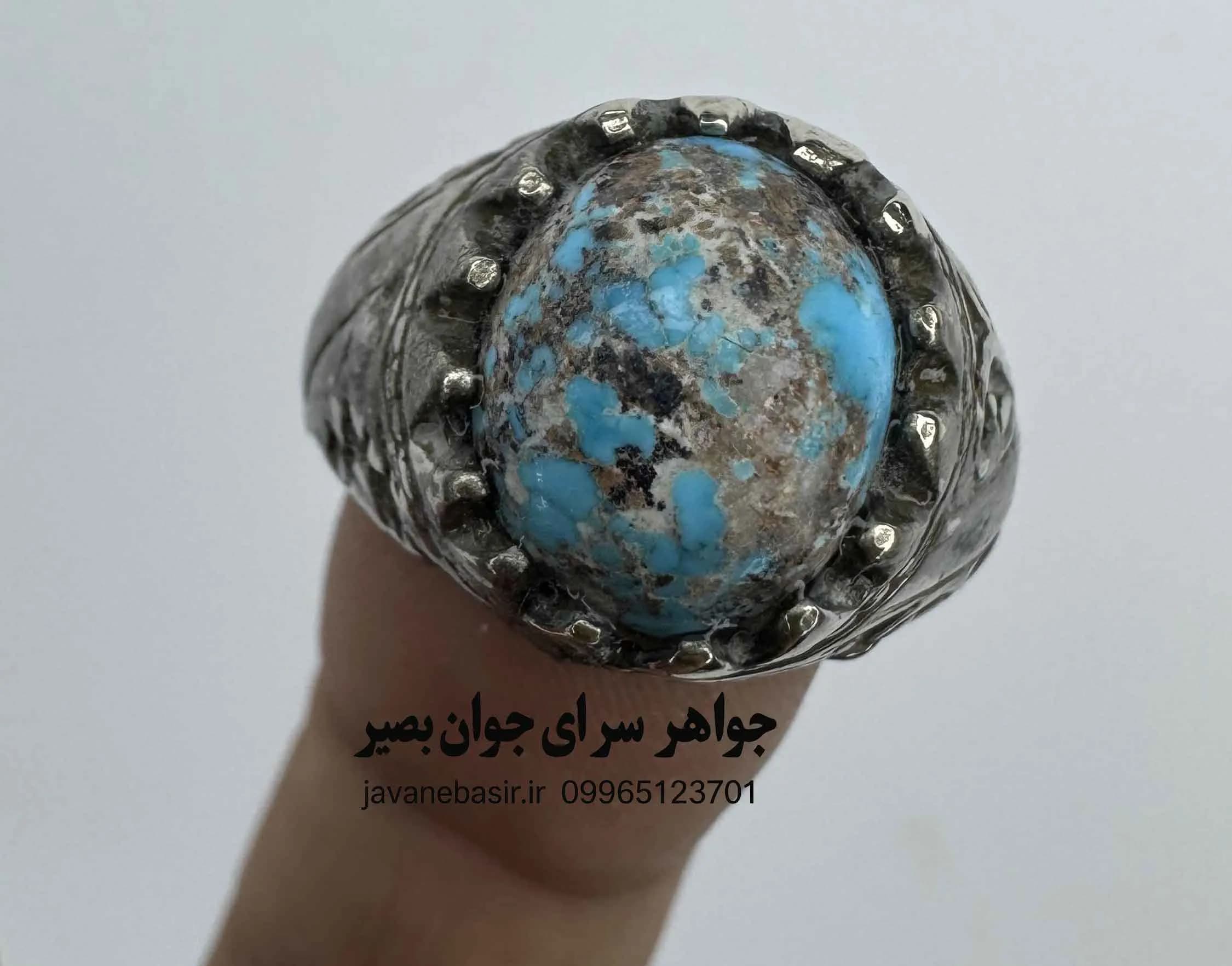 انگشتر فیروزه نیشابور با رگههای شجرگونه | امضای طبیعت بر نگین آبی