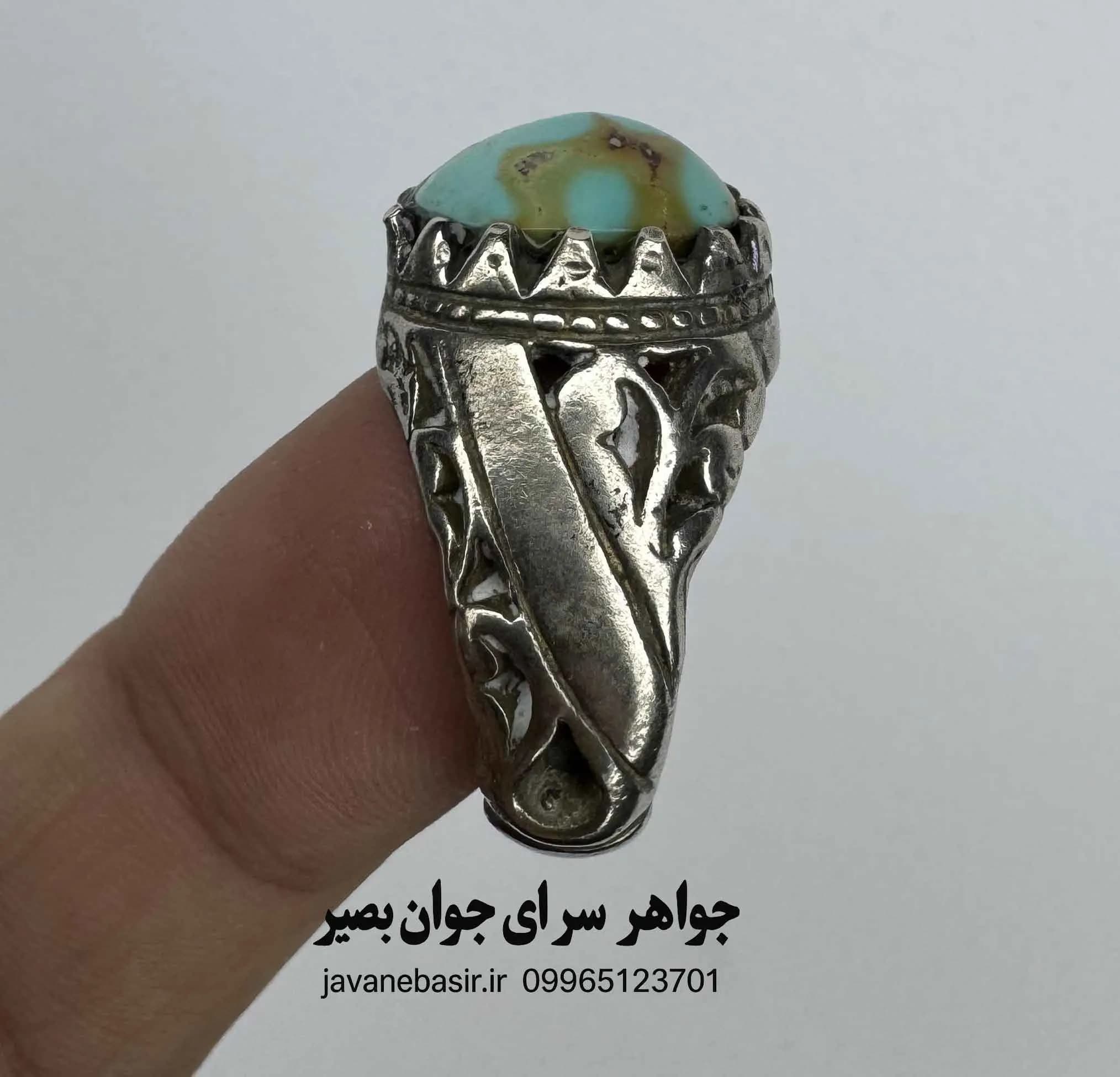 انگشتر فیروزه کهکشانی | دو موجود ماورایی در دل رنگ‌های کیهانی — تصویر ۲