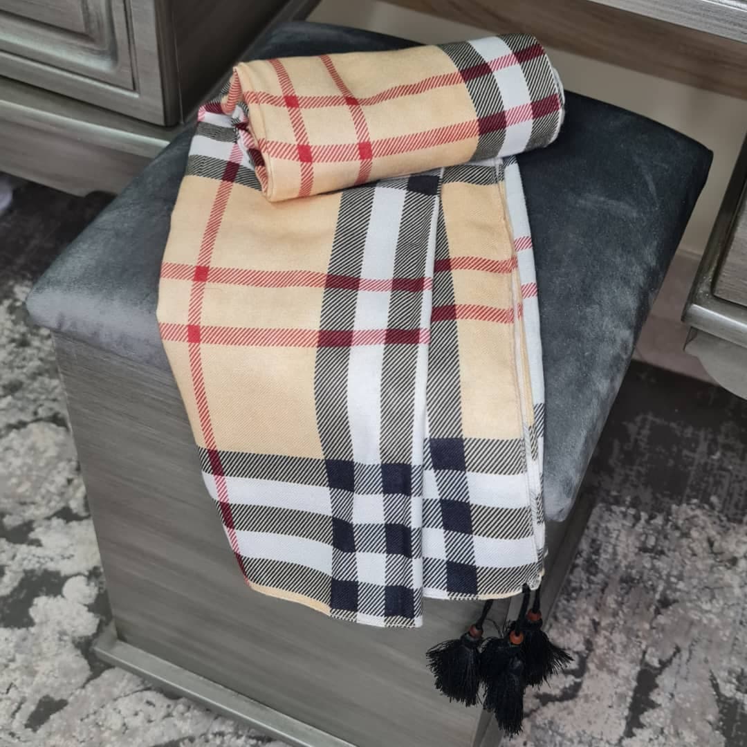 شال زنانه طرح باربری — تصویر ۳