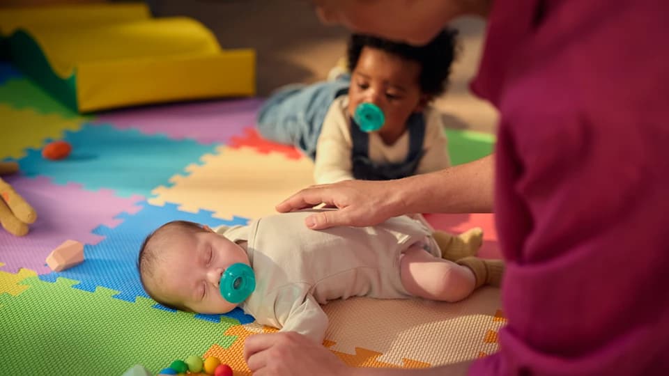 پستانک ارتودنسی انگشتی ۰ تا ۳ ماه فیلیپس اونت Philips Avent به همراه محفظه — تصویر ۴