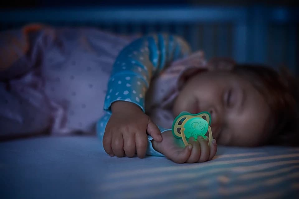 پستانک ارتودنسی شب‌تاب ۰ تا ۶ ماه دوتایی فیلیپس اونت PHILIPS AVENT سری UltraAir مدل SCF376/18 — تصویر ۳