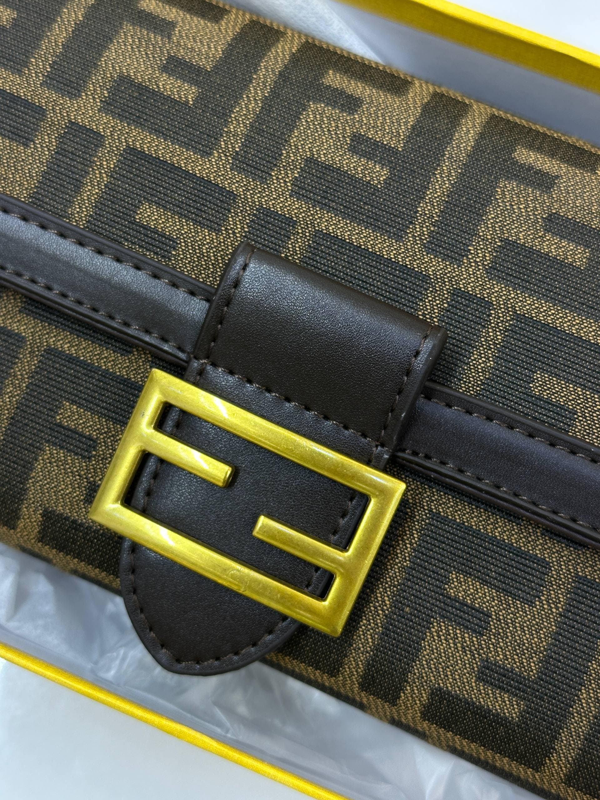 کیف دستی و دوشی فندی Fendi 2112 — تصویر ۶