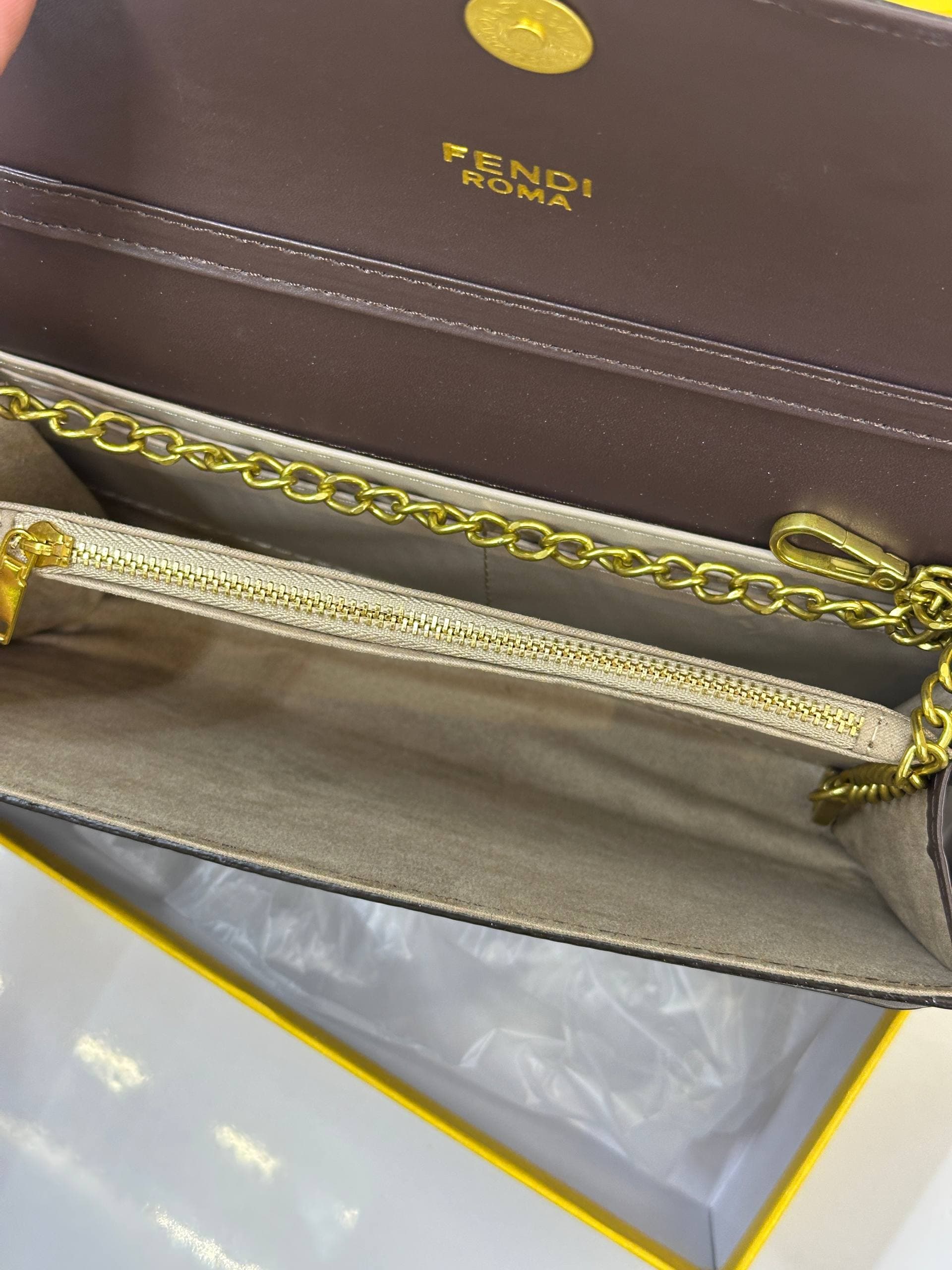 کیف دستی و دوشی فندی Fendi 2112 — تصویر ۴