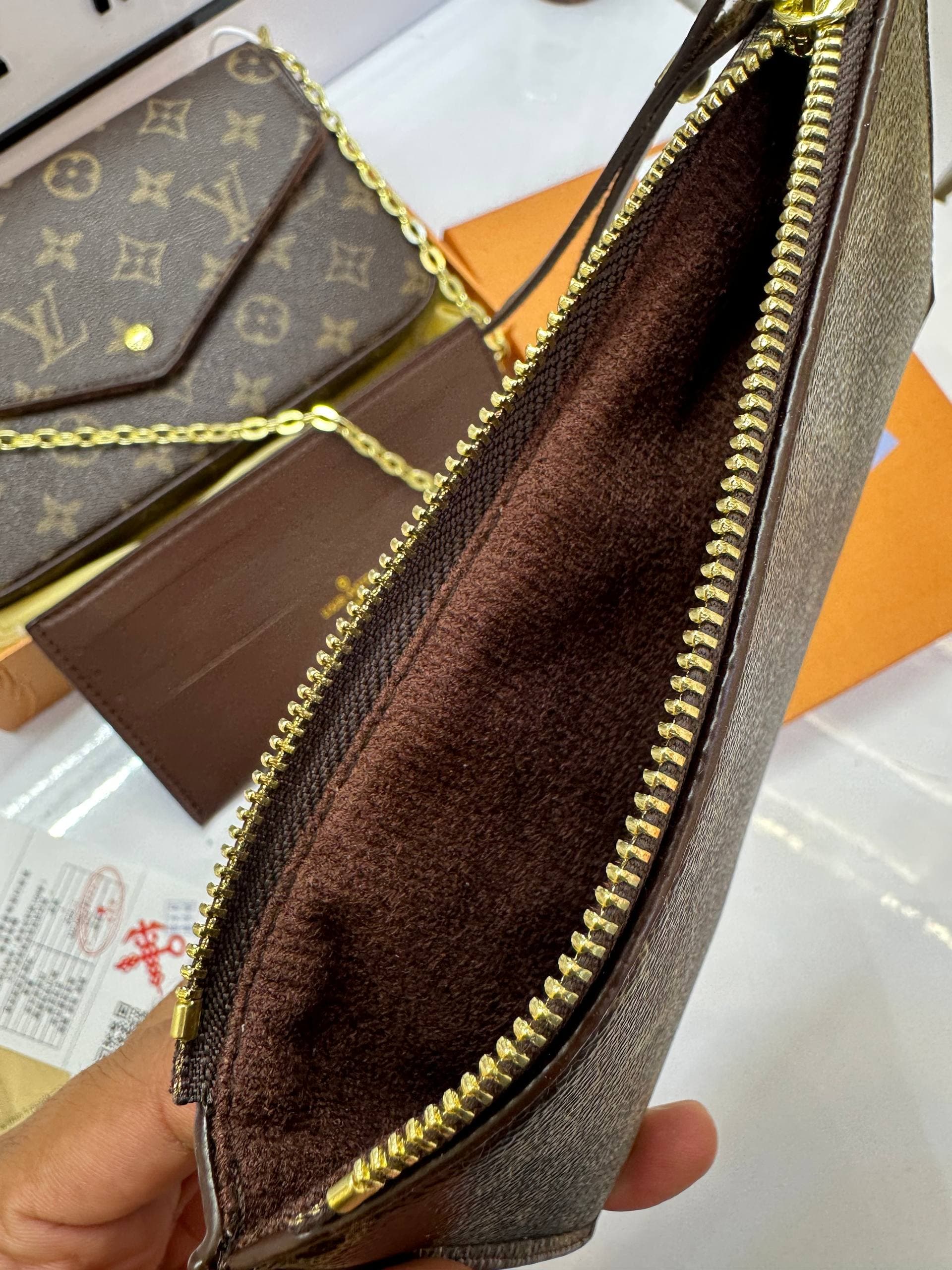 کیف سه تیکه لویی ویتون 𝗟𝗢𝗨𝗜𝗦 𝗩𝗨𝗜𝗧𝗧𝗢𝗡 ғᴇʟɪᴄɪᴇ́ ᴘᴏᴜᴄʜᴇᴛ 3ɴ1 — تصویر ۸