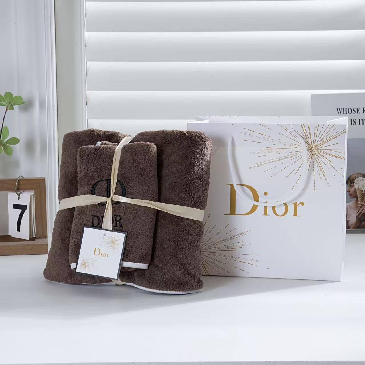 حوله دو تیکه برند دیور Dior — تصویر ۴