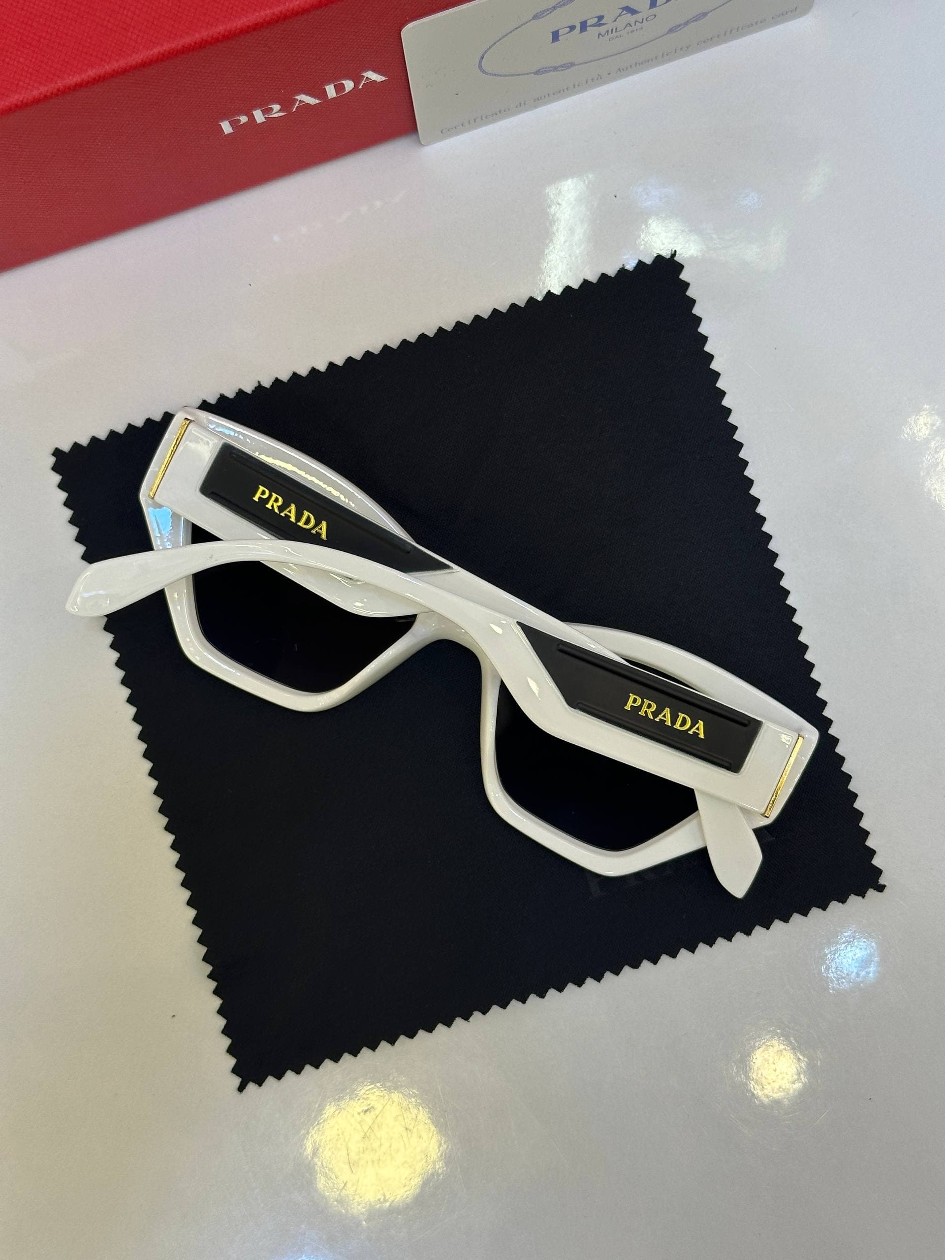 عینک پرادا Prada Sunglasses 3359 — تصویر ۵