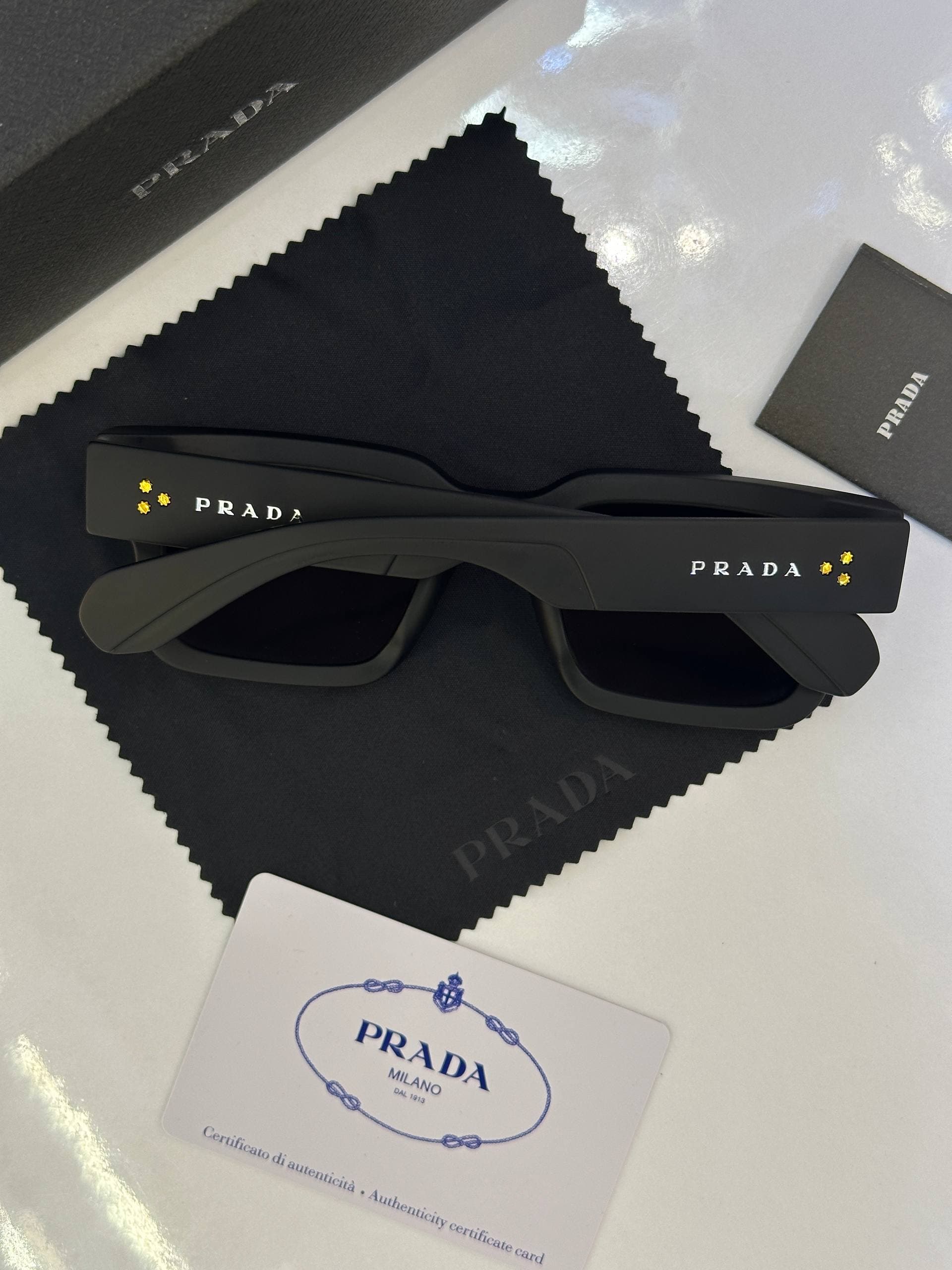 عینک پرادا Prada Sunglasses M11-1 — تصویر ۷