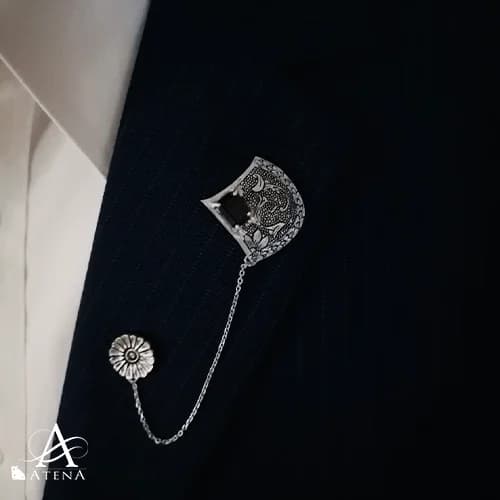 سنجاق کت نقره مردانه طرح یزدان — تصویر ۳