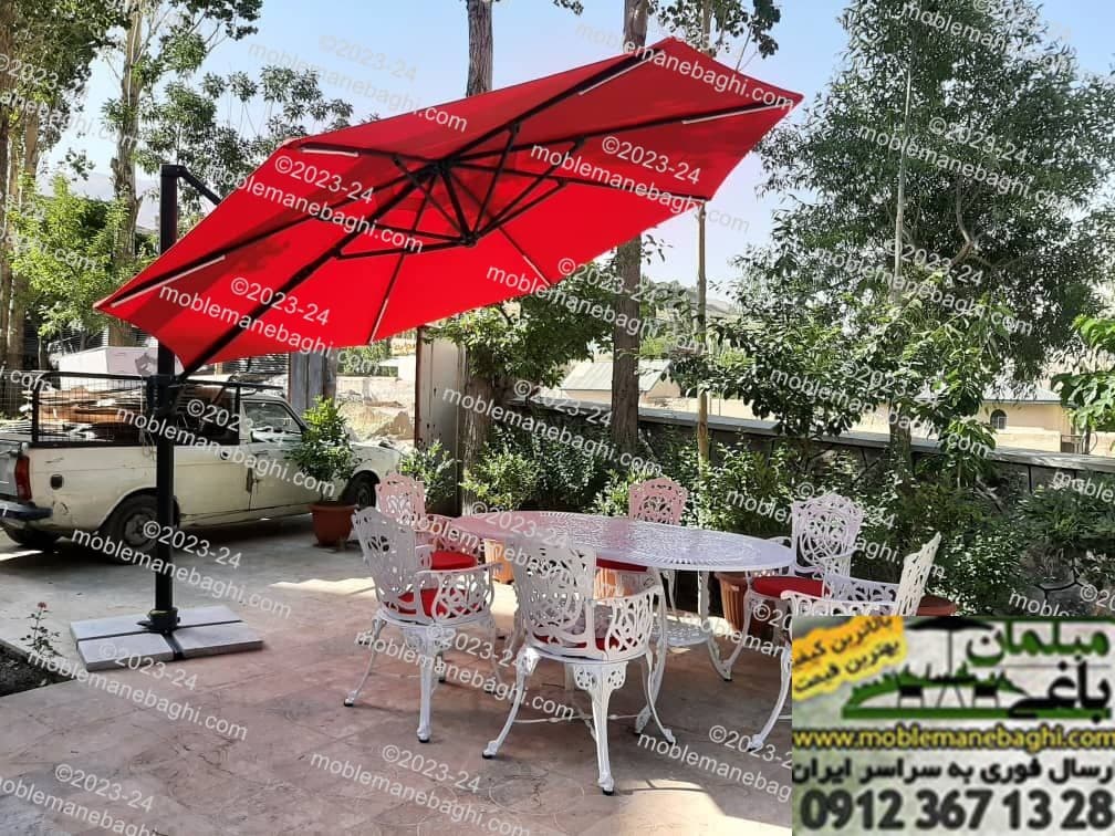 چتر پایه کنار مبلمان باغی با روشنایی — تصویر ۵