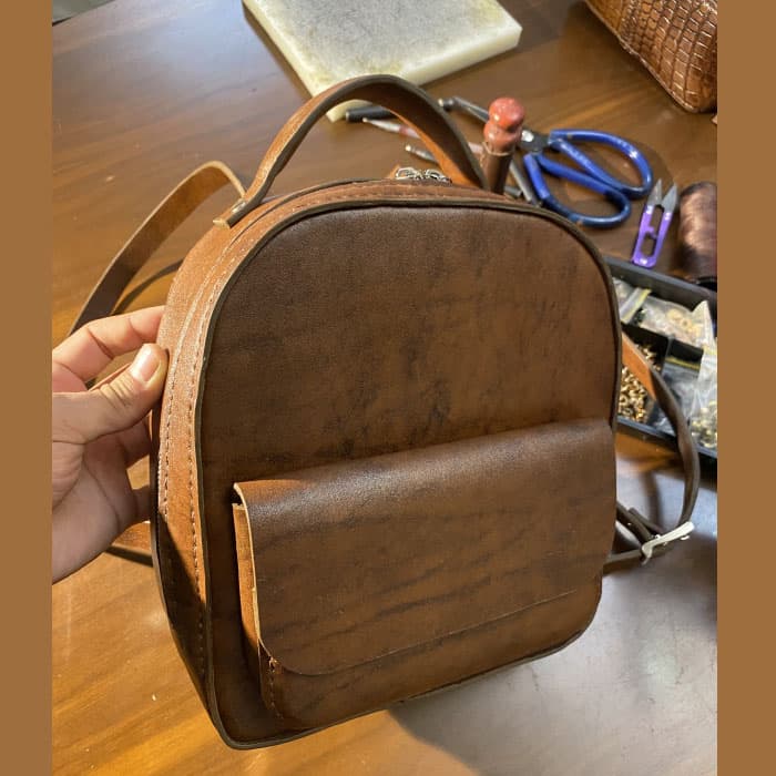 کوله پشتی چرم بزی طرح سنگی دست دوز R.J — تصویر ۳
