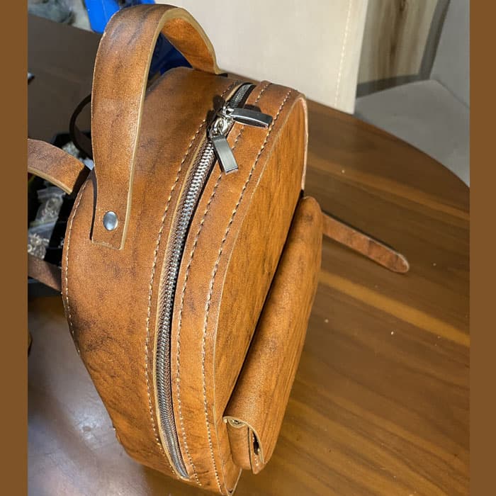 کوله پشتی چرم بزی طرح سنگی دست دوز R.J — تصویر ۲