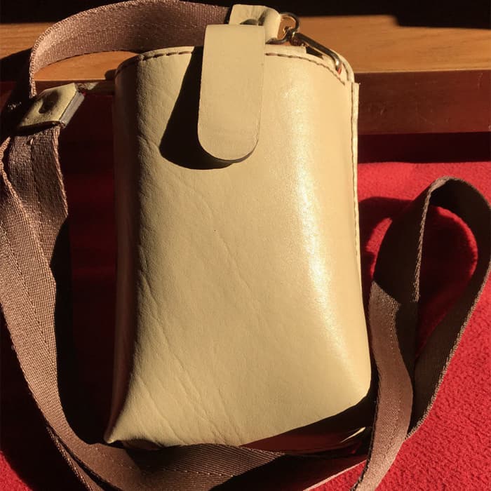 کیف گوشی چرم طبیعی با بند دست دوز R.J