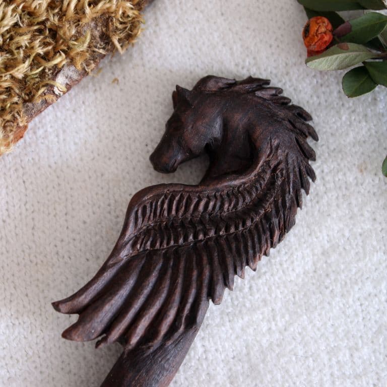گیره مو تکی دستساز چوبی طرح پگاسوس کد 102446 — تصویر ۳