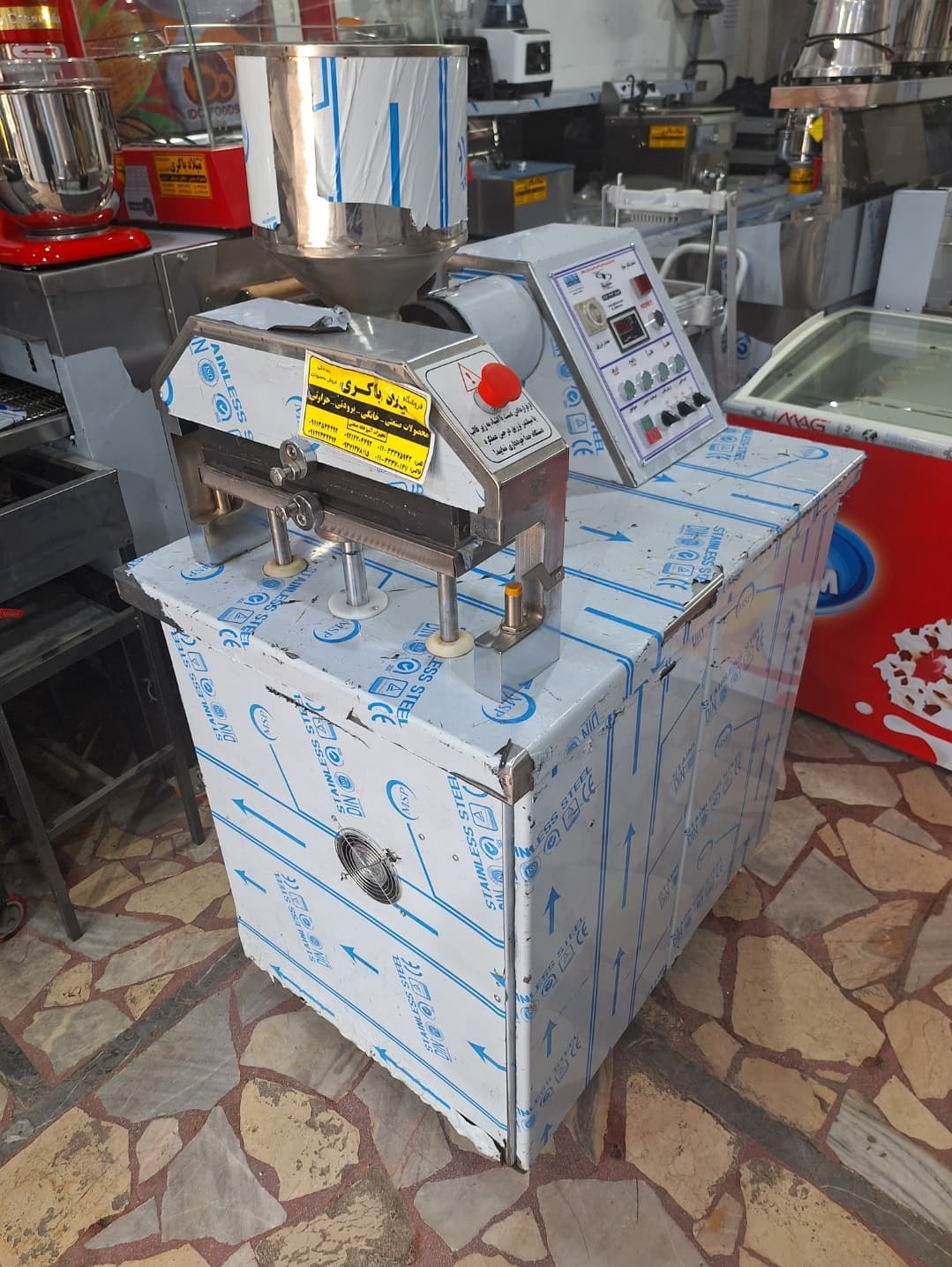 سیخ گیر کباب زن صنعتی مبله شرکت تاجی ماشین سازان سپاهان 1200 سیخ — تصویر ۴