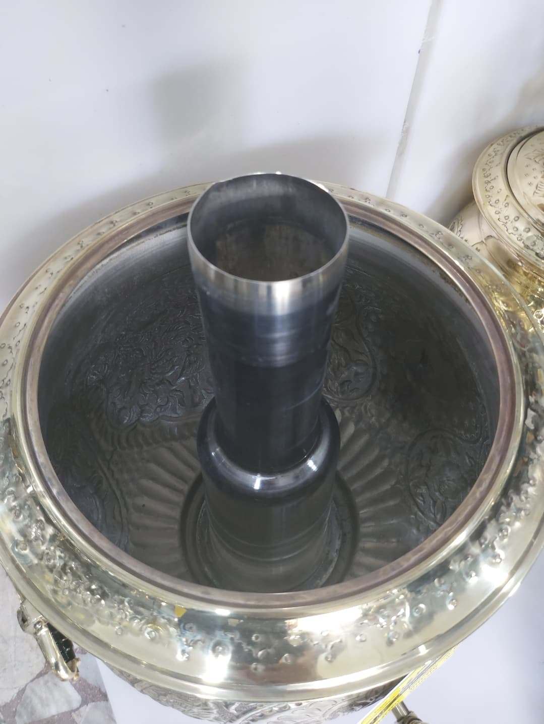 سماور گازی برنجی ۲۵ لیتری سنتی تنوره دار طلایی — تصویر ۴