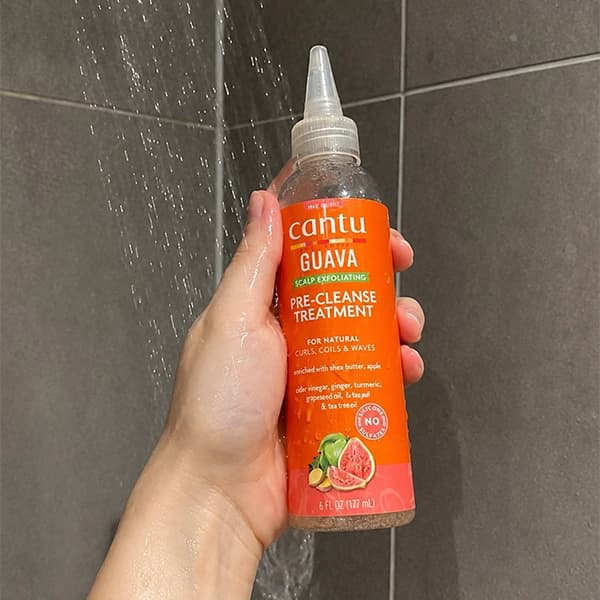 اسکراب لایه‌بردار پوست سر گوآوا کنتو | پاکسازی عمیق قبل از شامپو Cantu — تصویر ۳
