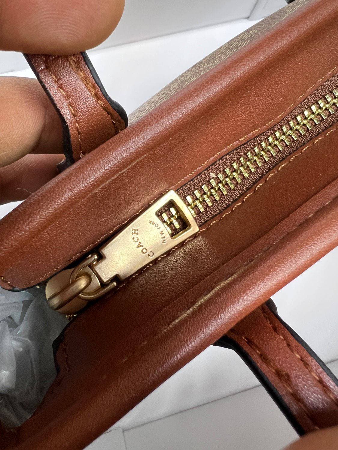 کیف زنانه Coach | کیف دستی شیک و مینیمال دو رنگ مشکی و کرم🆔 کد محصول: BG051 — تصویر ۳