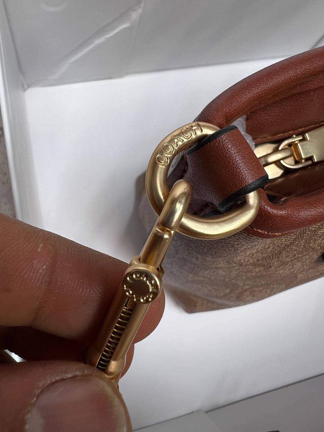 کیف زنانه Coach | کیف دستی شیک و مینیمال دو رنگ مشکی و کرم🆔 کد محصول: BG051 — تصویر ۲