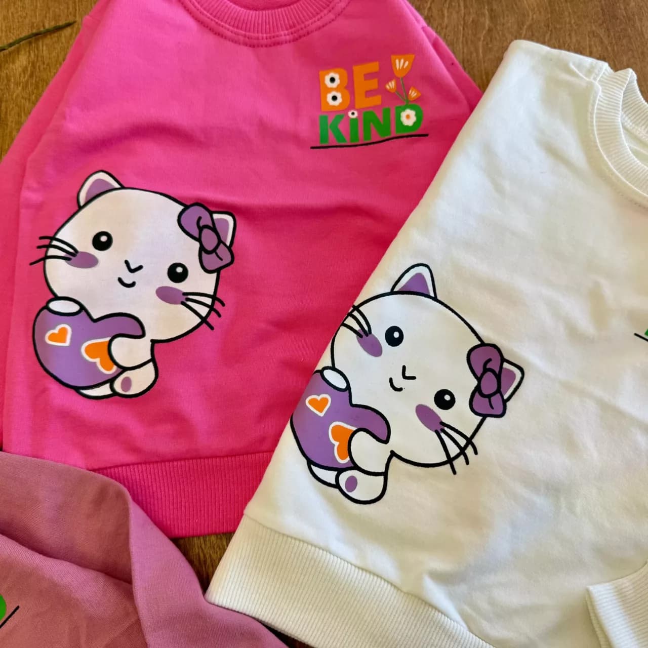 بلوز تک گربه قلب be kind سایز 35 تا 45 کد 6897 — تصویر ۲