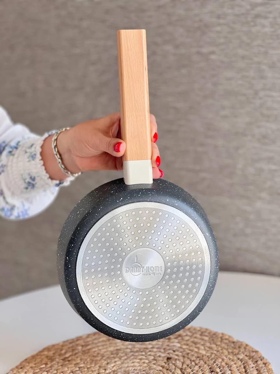 ماهیتابه دسته چوبی دنی هوم سایز 20 — تصویر ۳