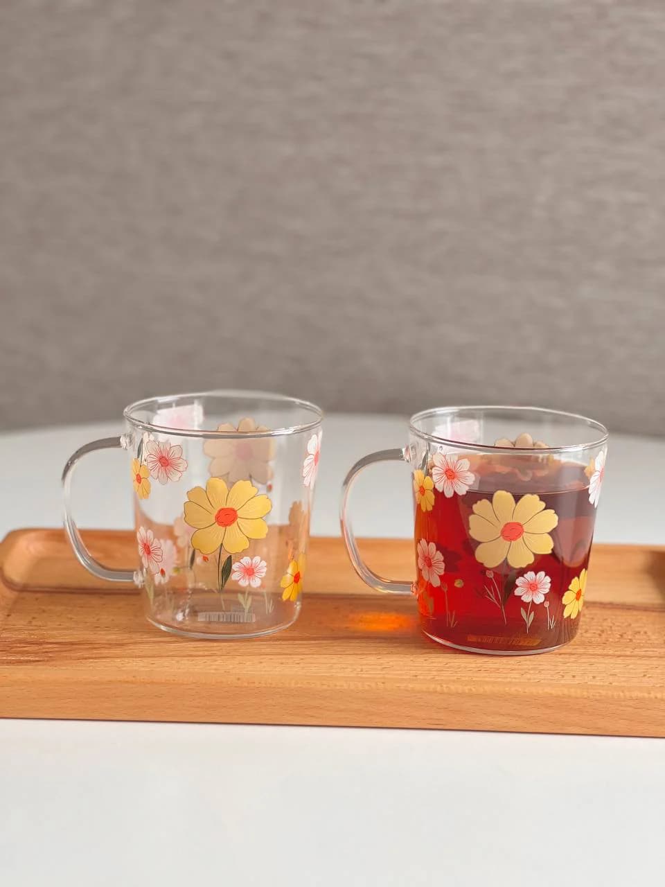 لیوان 4 عددی پیرکس دسته دار دلی deli طرح بابونه کد 1717 — تصویر ۴