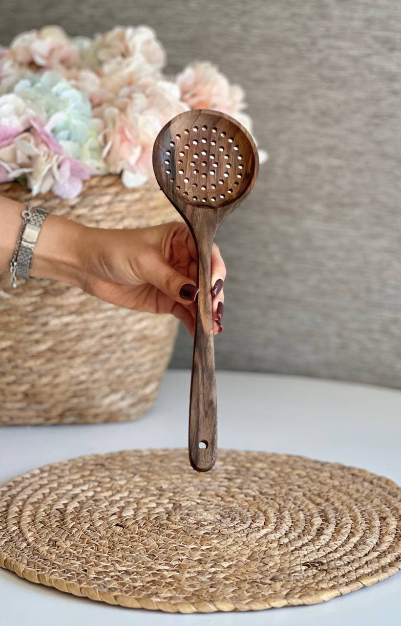 سرویس 7 پارچه ابزار آشپزخانه چوبی رنگ تیره — تصویر ۳