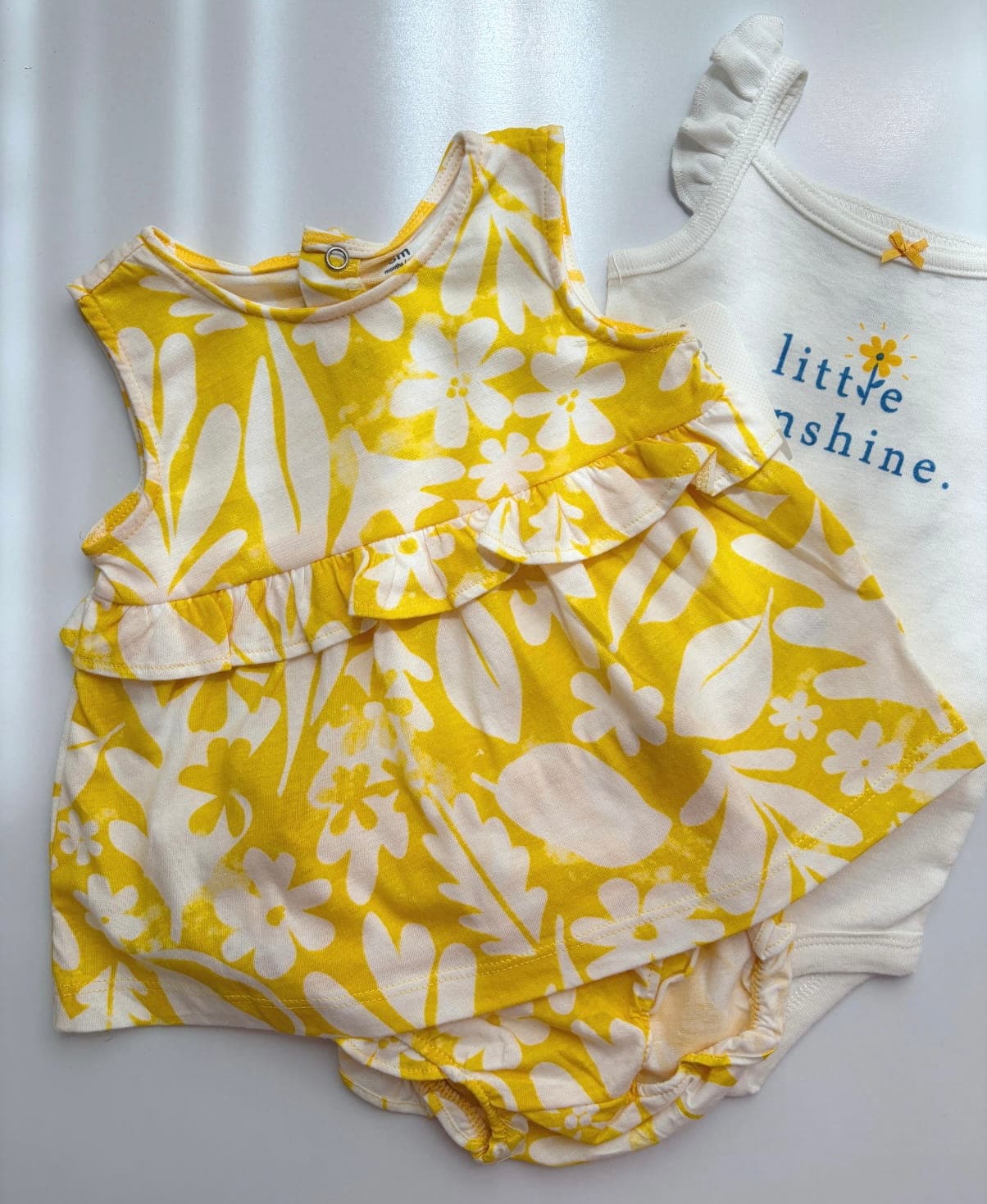 ست سه‌تکه نوزادی دخترانه کارترز مدل Little Sunshine | بلوز، بادی و شلوارک نخی تابستانی — تصویر ۲