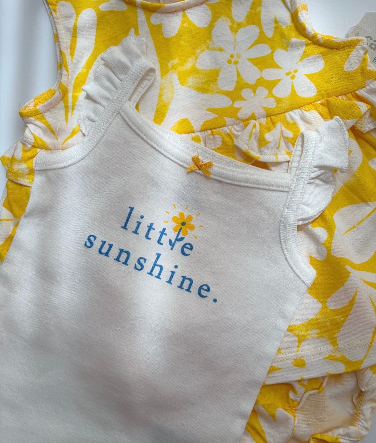 ست سه‌تکه نوزادی دخترانه کارترز مدل Little Sunshine | بلوز، بادی و شلوارک نخی تابستانی — تصویر ۳