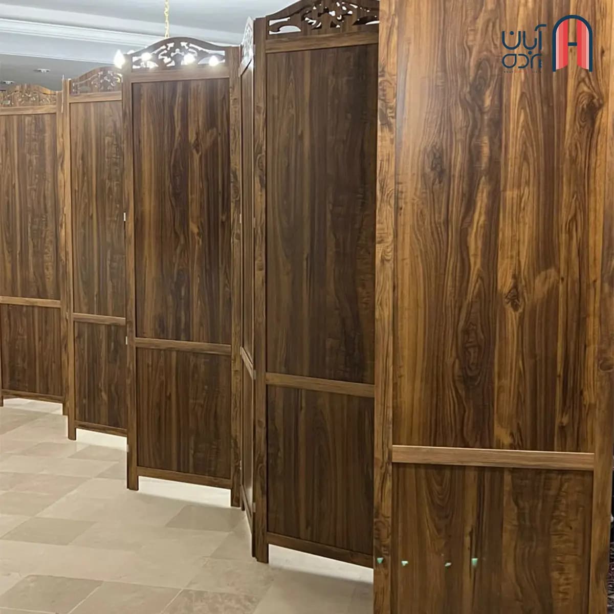 پاراوان تاجدار رنگ زیتونی — تصویر ۷