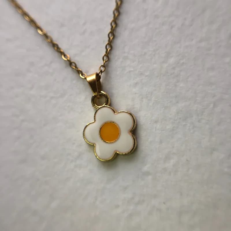 گردنبند پلاک گل بابونه طلایی — تصویر ۵