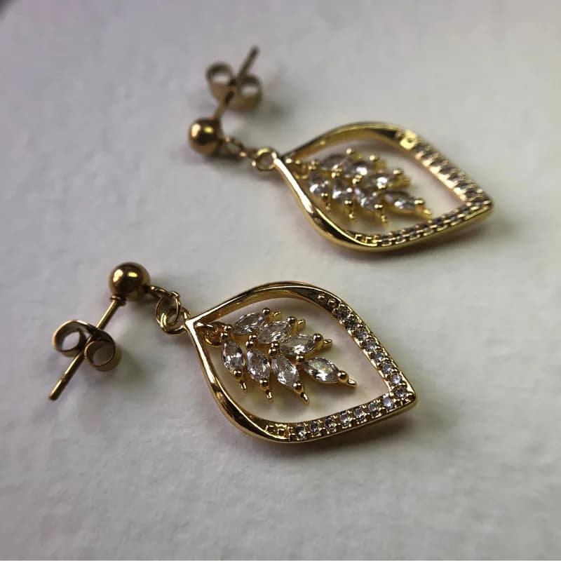 گوشواره میخی استیل زنانه آویز طرح برگ نگینی طلایی — تصویر ۵