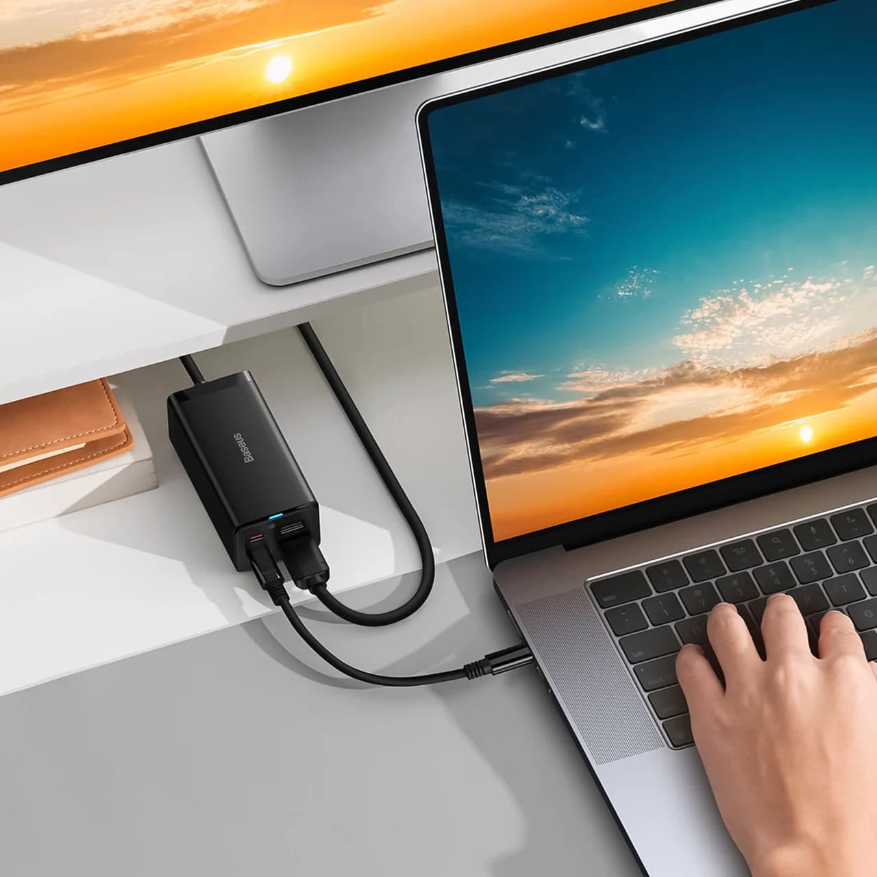 شارژر رومیزی بیسوس مدل CCGAN67-HDE با توان خروجی 67 وات و انتقال تصویر 4K — تصویر ۶