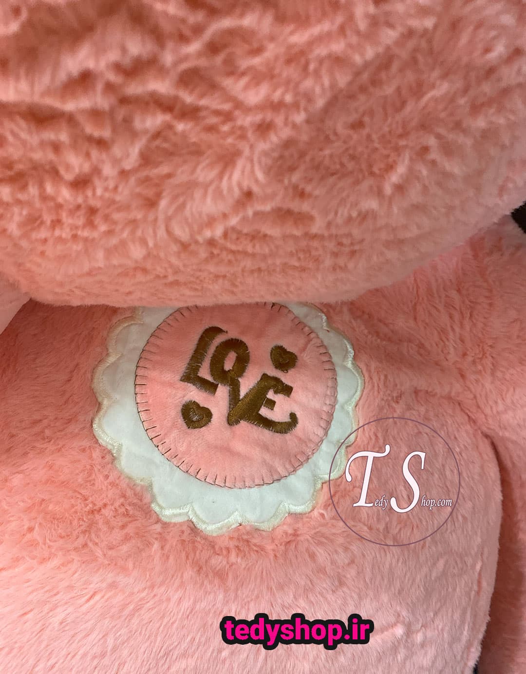 خرس سینه LOVE با ارتفاع دو متری — تصویر ۲