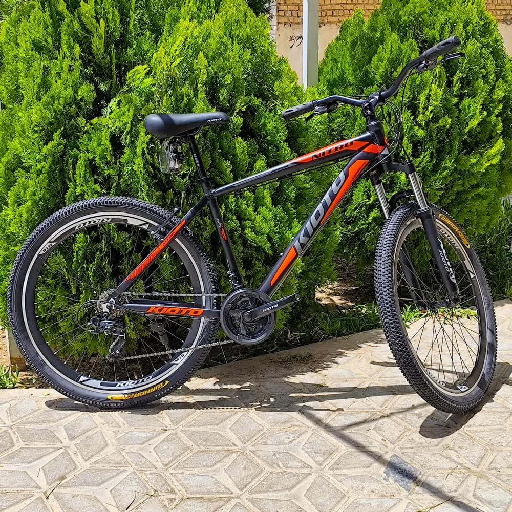 دوچرخه KIOTO NITRO سایز 27.5؛ آلومینیوم T4-T6، دوشاخ ۱۰۰ میلی با قفل و رینگ ۳ جداره (شیمانو اصلی)