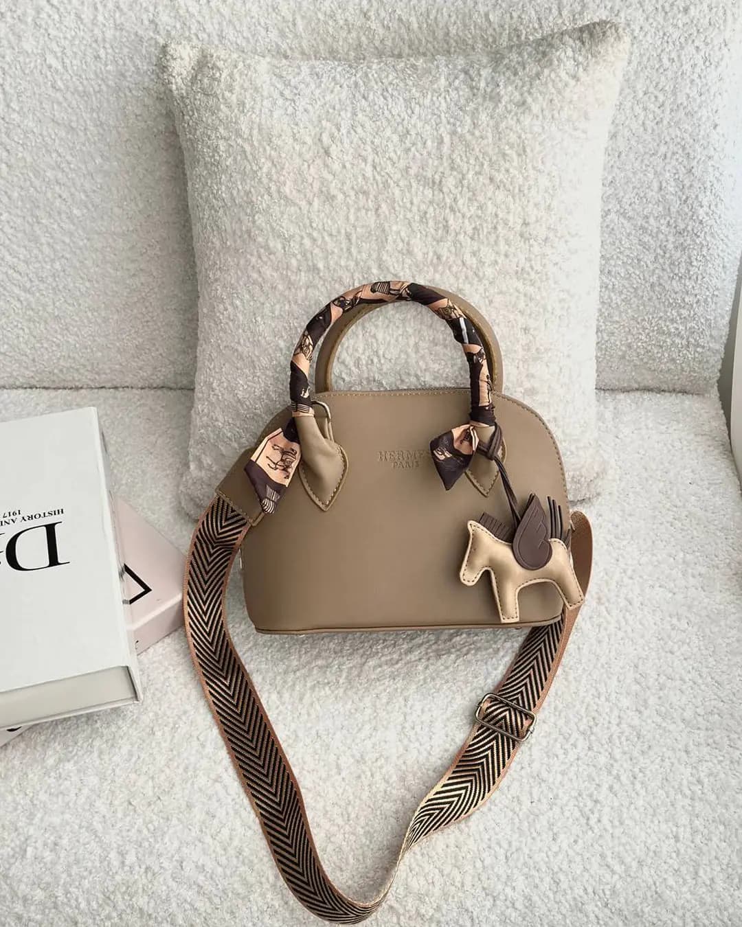 کیف زنانه هلالی هرمس Hermes
