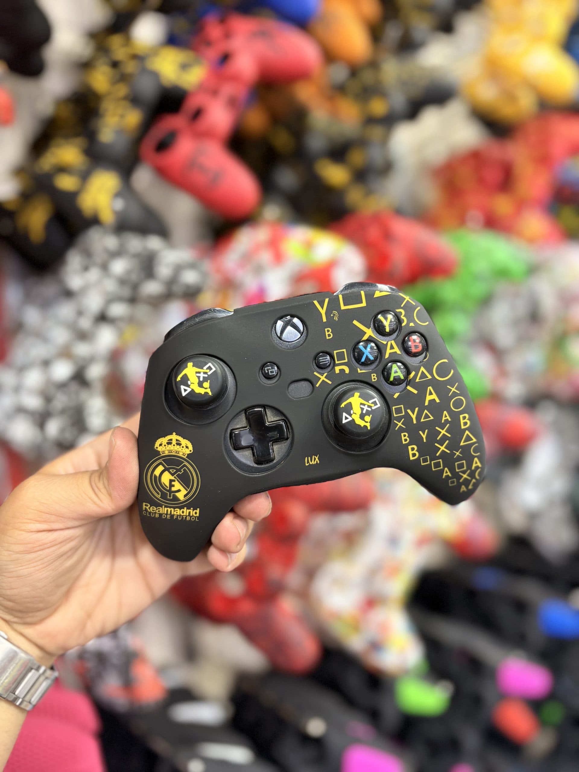 کاور دسته سیلیکونی xbox series ضد ضربه + دو عدد سر آنالوگ (مادرید)