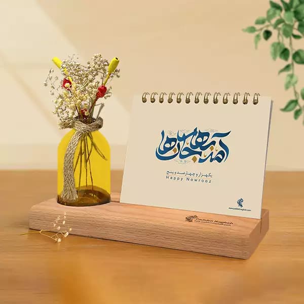 تقویم رومیزی چوبی 1405 همراه با گل خشک — تصویر ۳