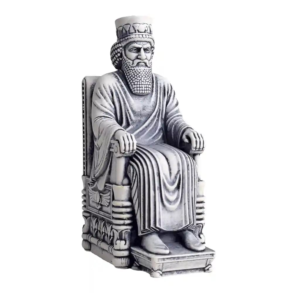 مجسمه داریو نشسته بر تخت