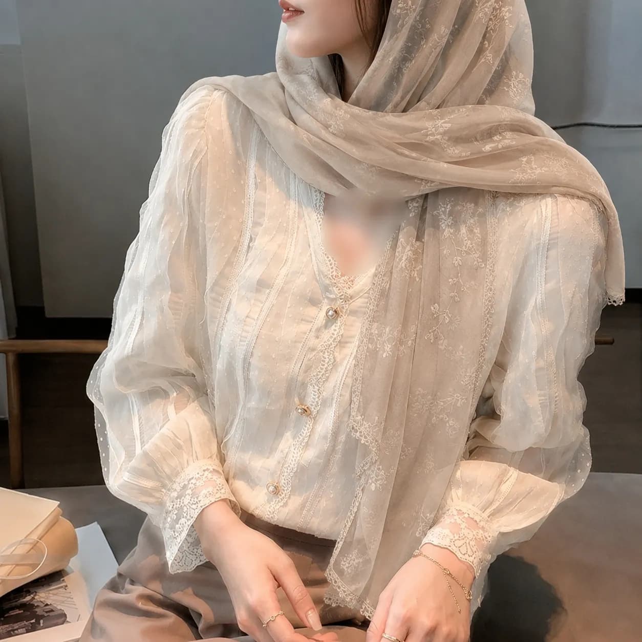 شومیز زنانه سفید گیپور و تور | یقه هفت دانتل آستین پفی