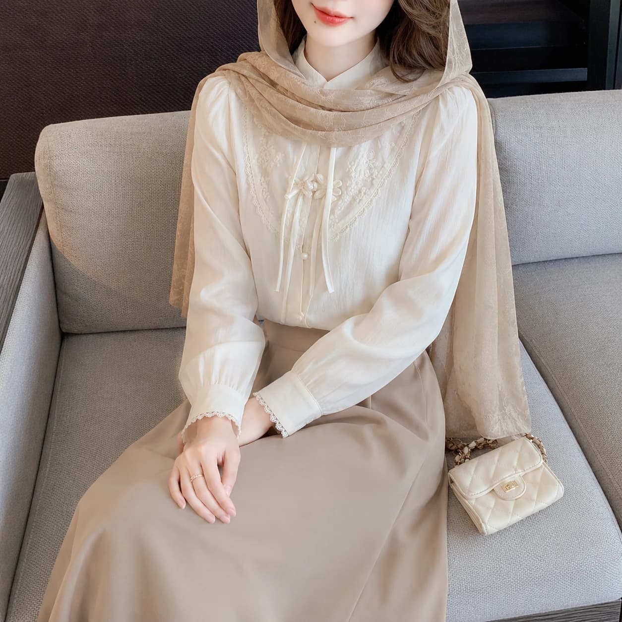 شومیز گلدوزی زنانه پاپیون‌دار مدل آیلین — تصویر ۲