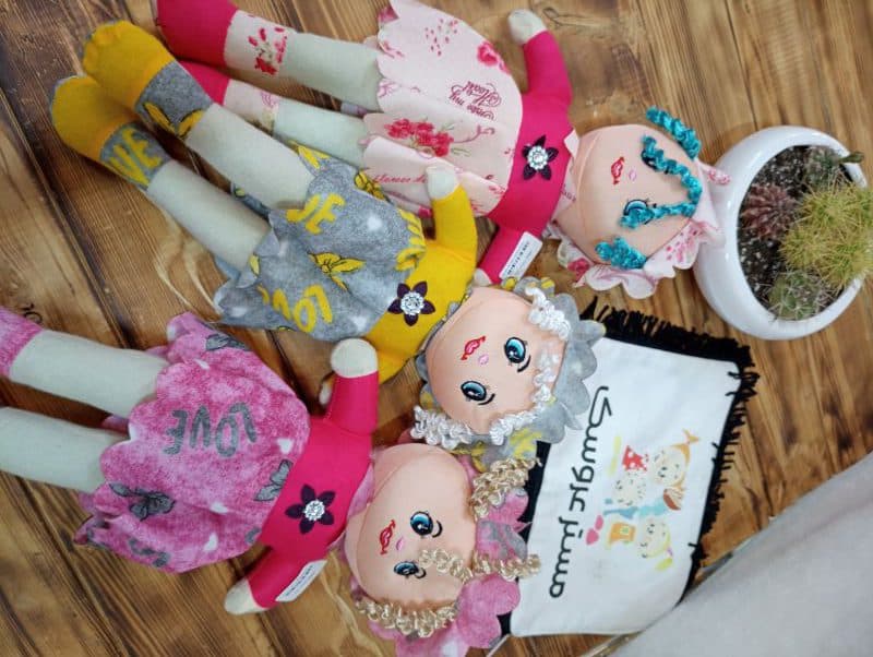 عروسک ساناز ایستاده