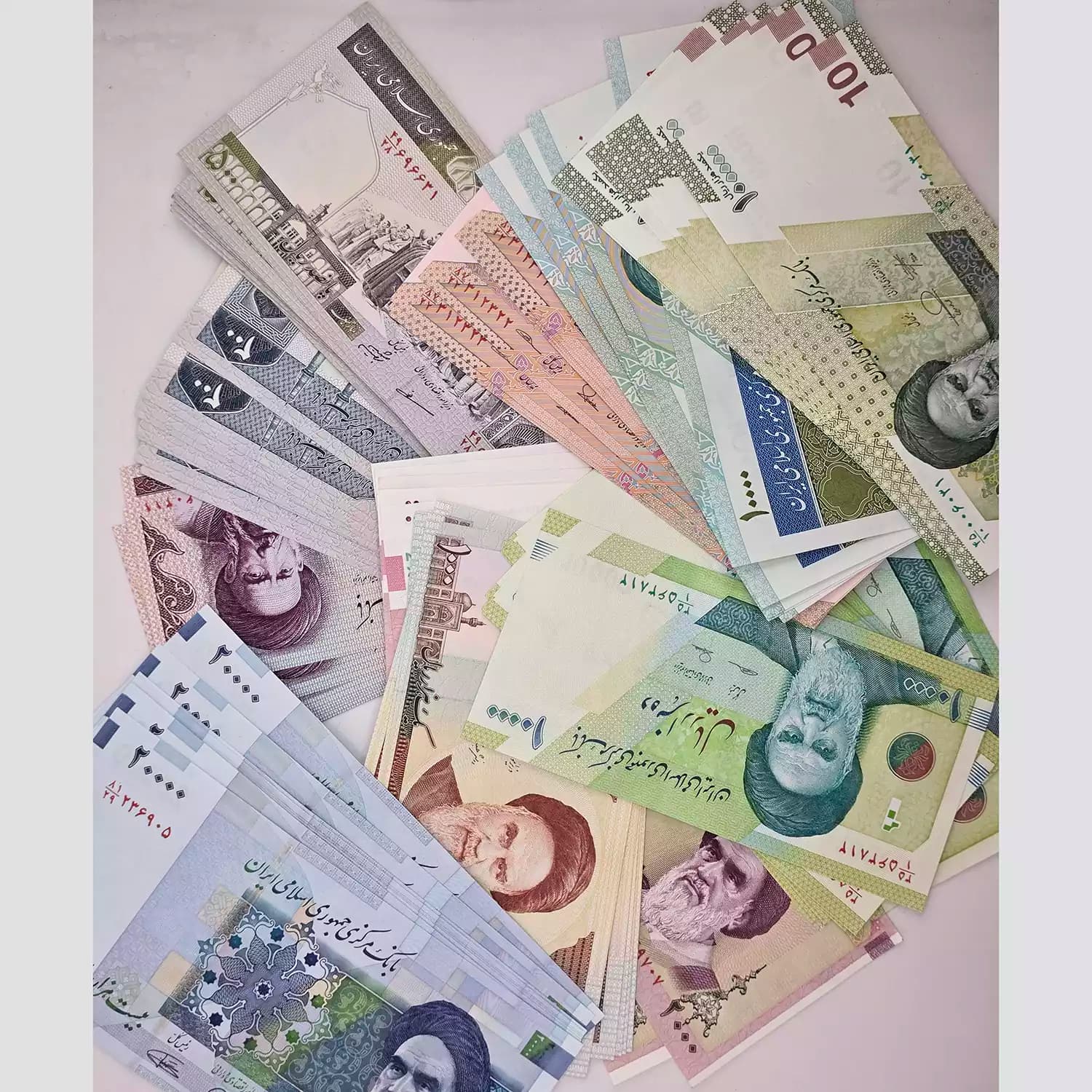 بسته 100 عددی از اسکناس های مختلف – مناسب عیدی و جشن‌ها – 236905 — تصویر ۲