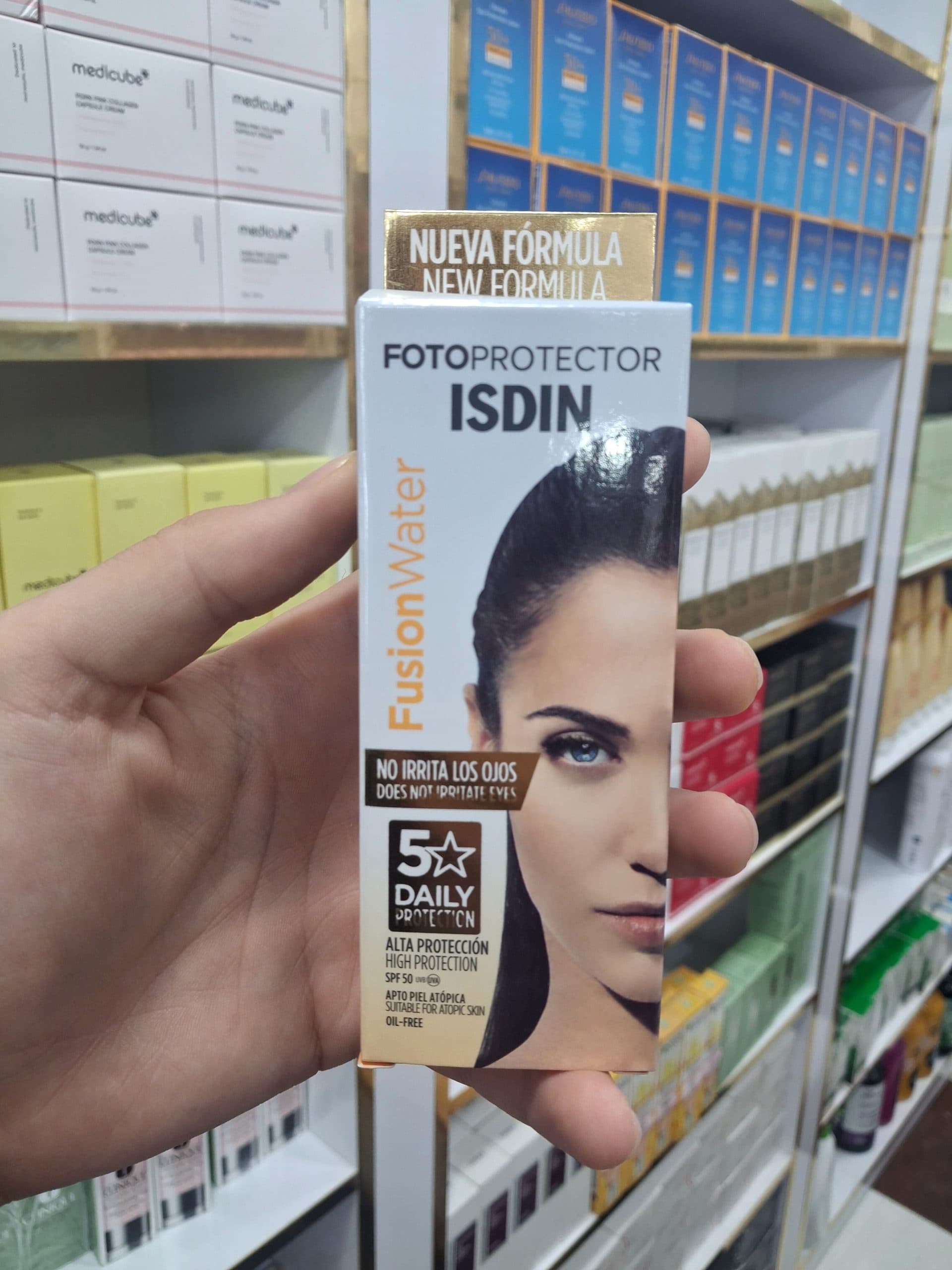 ضد آفتاب فیوژن واتر بی رنگ SPF50 حجم 50 میل — تصویر ۳
