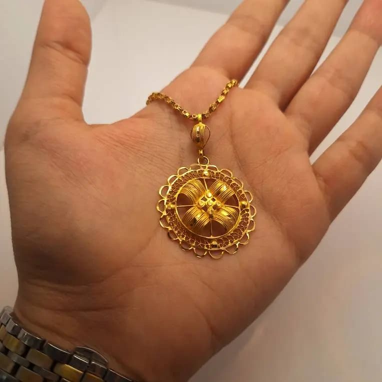 پلاک طلا 18 عیار طرح گل بدون اجرت — تصویر ۲