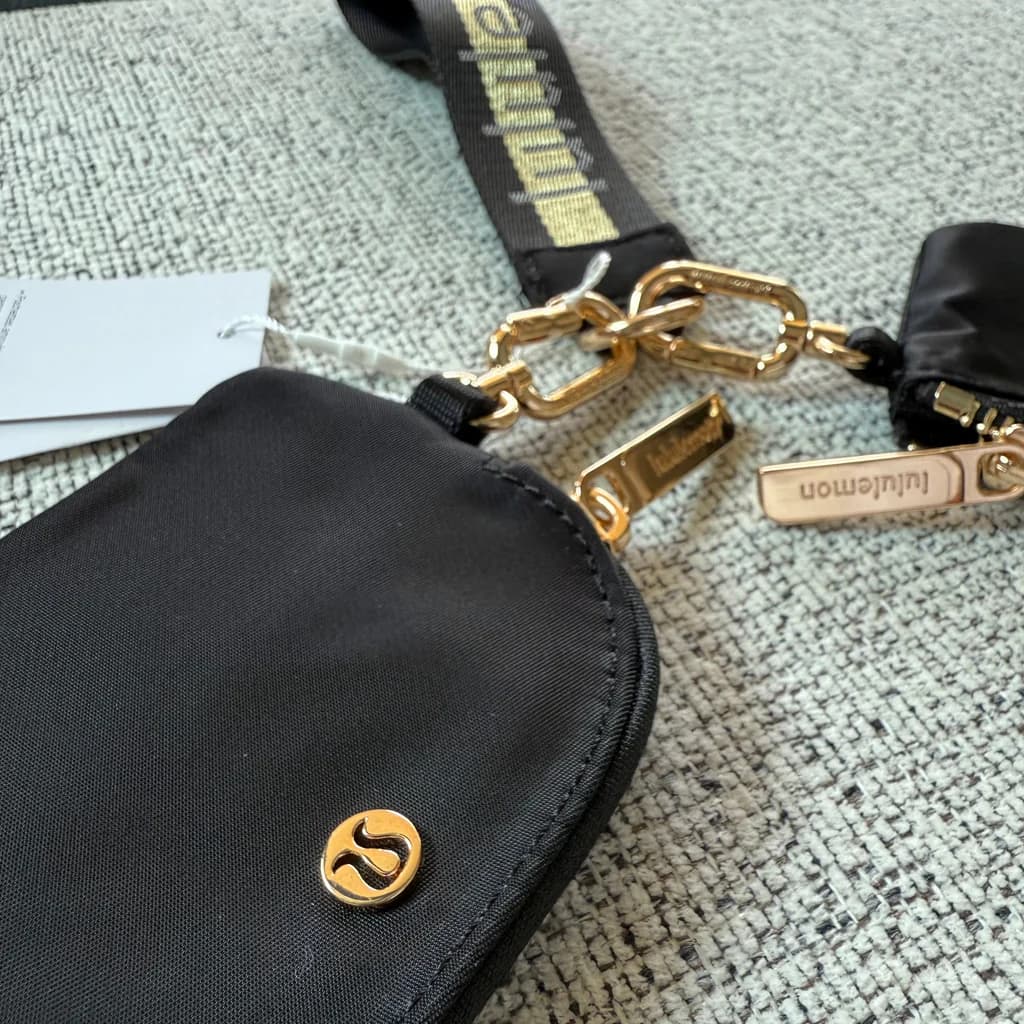 کیف مچی دوقلو لولولمون (Lululemon Dual Pouch) مشکی طلایی — تصویر ۵