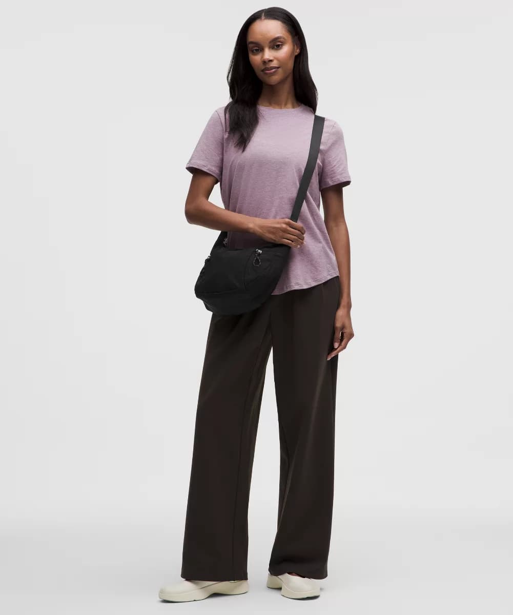 کیف رودوشی اسپرت لولولمون مدل Slouchy Sling (حجم ۶ لیتر) مشکی — تصویر ۴